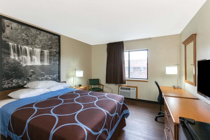 1 Queen Bed (4 of 12)