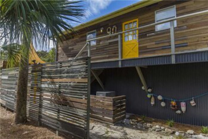 Artist Retreat 2 Bedrooms, Summer Haven, 3 Houses to Beach, Sleeps 7 in St. Augustine, FL