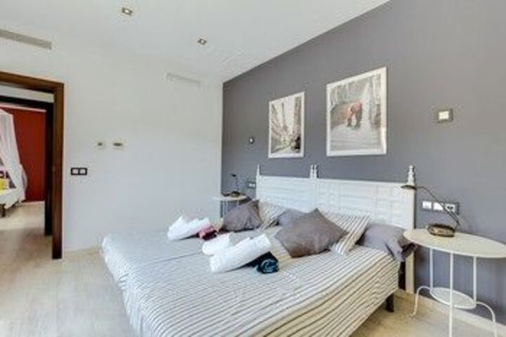 Room 6 of 32