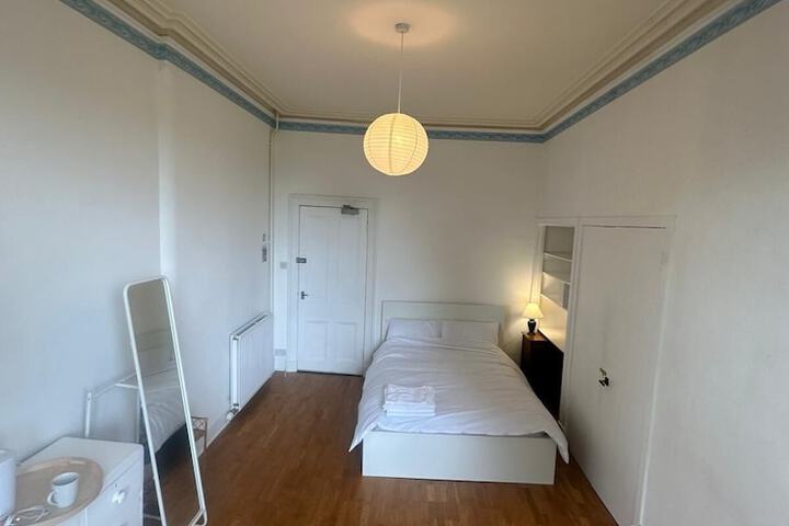 Room 6 of 32