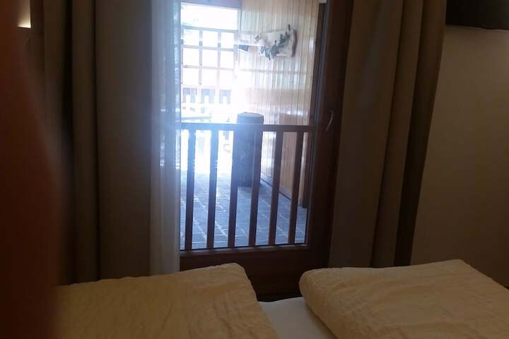 Room 3 of 60