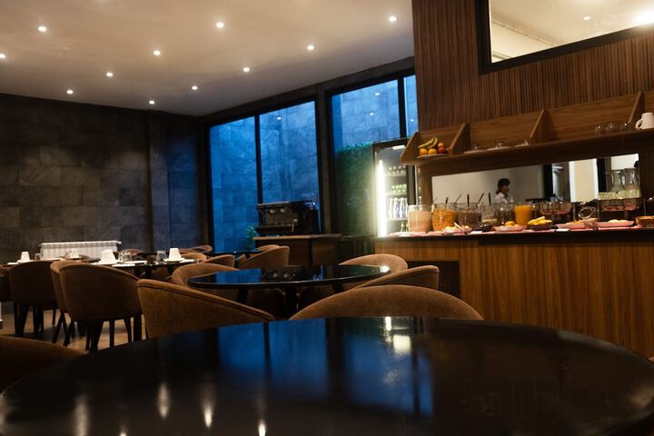 Dining 18 of 19