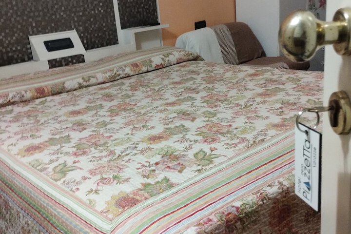Room 10 of 38