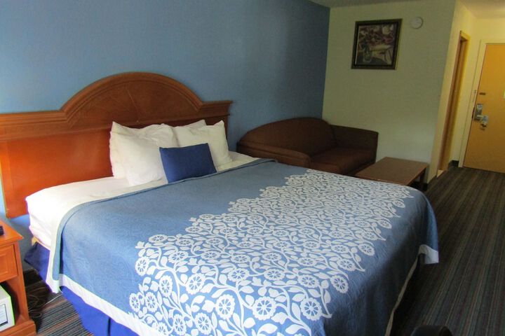 1 King Bed (4 of 16)