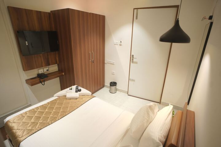 Room 8 of 40