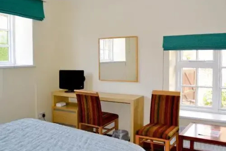 Room 4 of 10