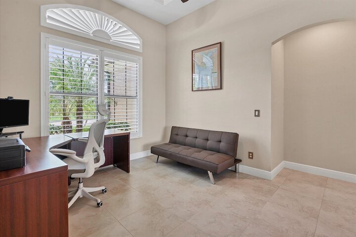 Business Center 28 of 38