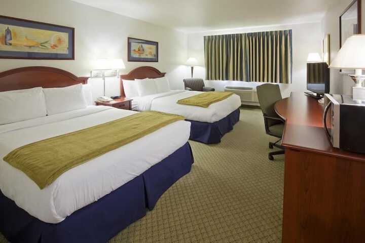 2 Queen Beds (5 of 5)