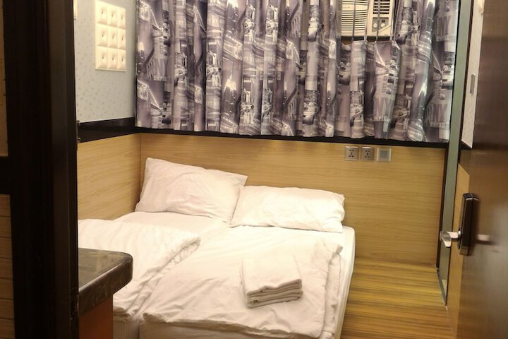 Room 13 of 106