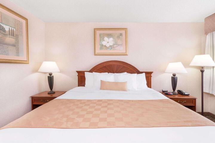 2 Queen Beds (2 of 16)