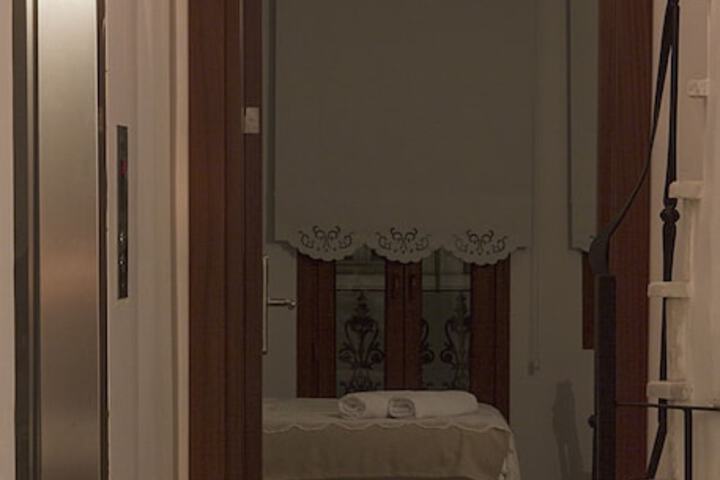Ballroom/Hall 43 of 44