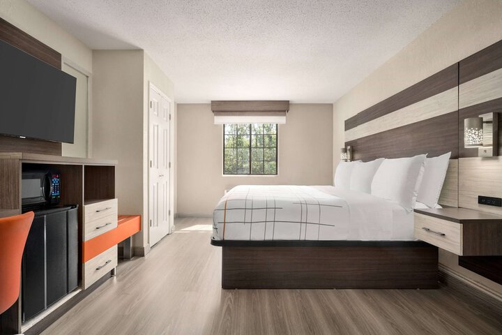1 King Bed Deluxe Room (6 of 18)