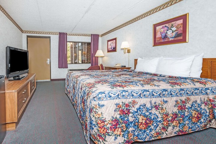 1 King Bed (6 of 10)