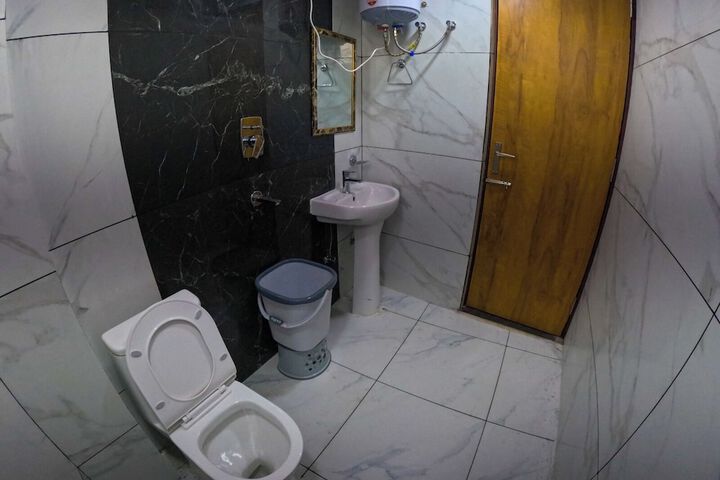 Room 6 of 8