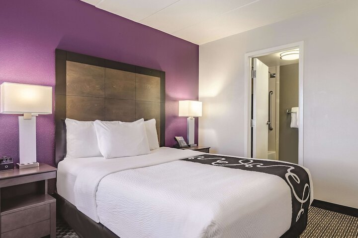 1 Queen Bed Mobility Hearing Impaired Accessible Room (14 of 17)