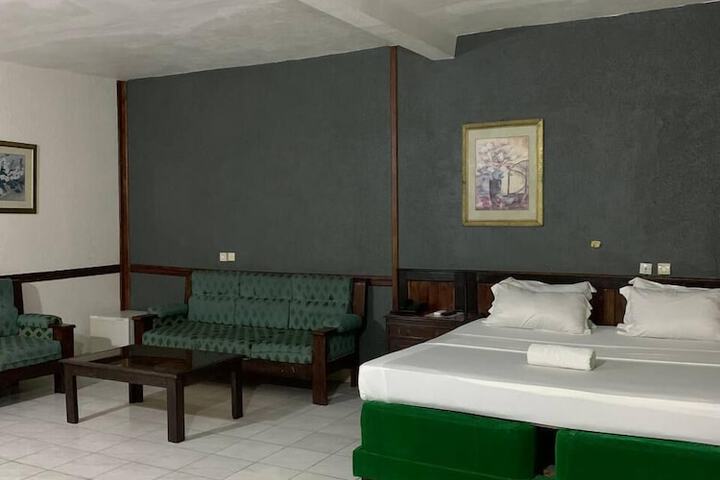 Room 33 of 87