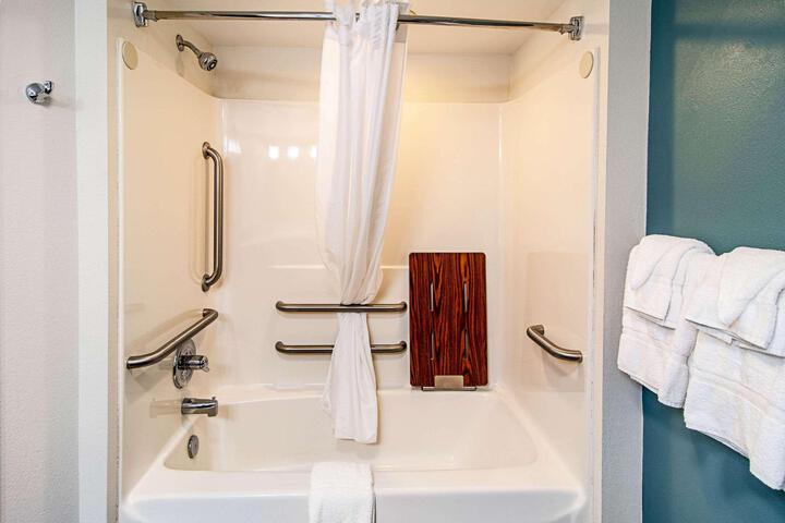 Queen Bed Accessible (6 of 12)