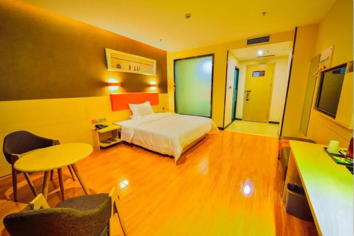 Room 6 of 12