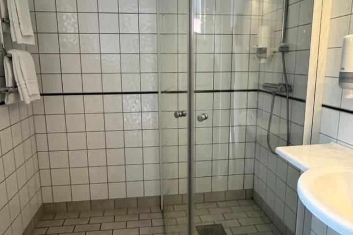 Room 9 of 17