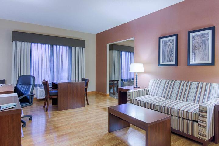Suite 1 King Bed 2 Rooms Microwave and Refrigerator Sofa Bed Full Breakfast (22 of 25)