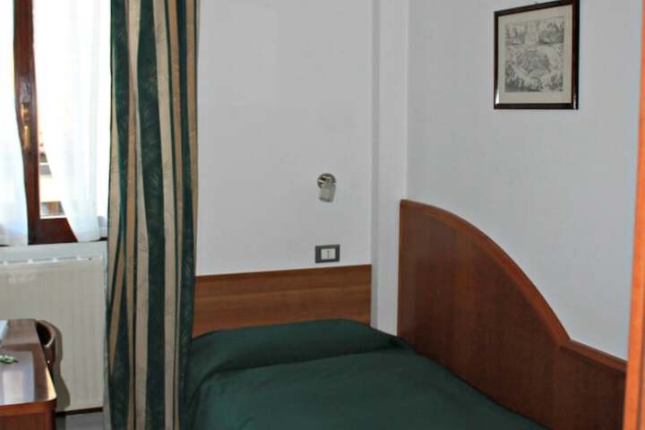 Room 11 of 42