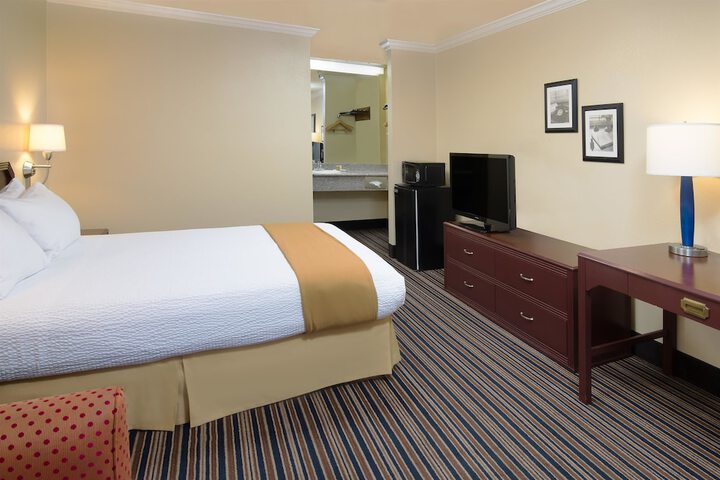 1 Queen Bed (3 of 12)