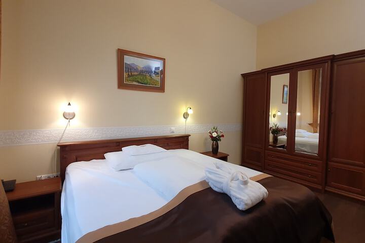 Room 3 of 37