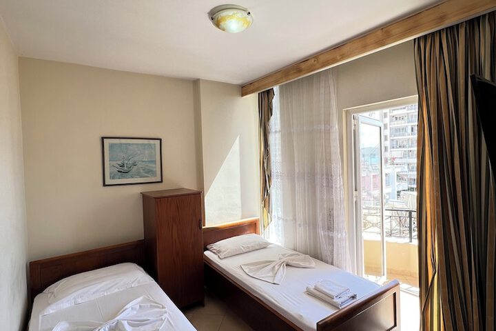 Room 16 of 33