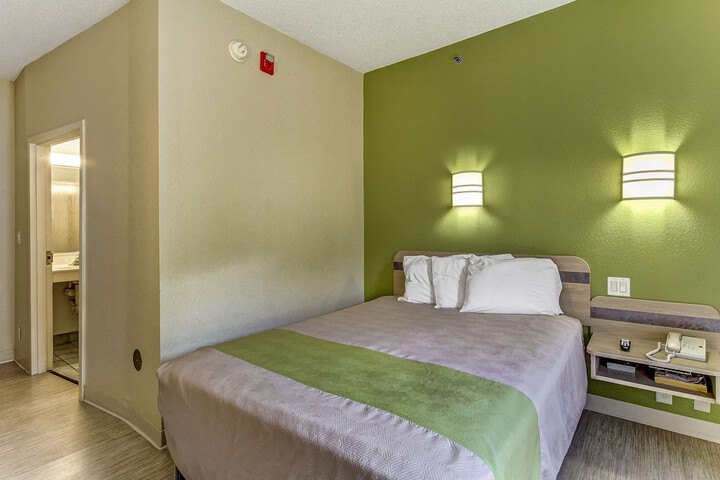 1 Queen Bed (5 of 7)