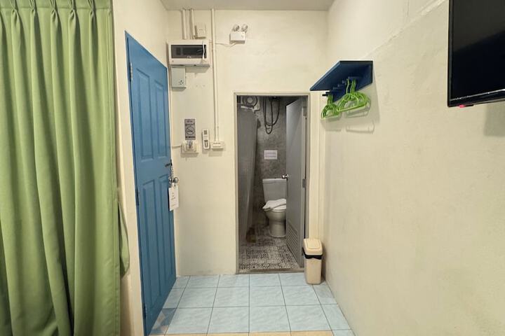 Room 16 of 28