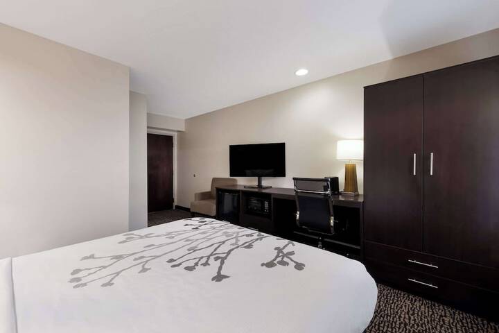 1 Queen Bed (11 of 18)