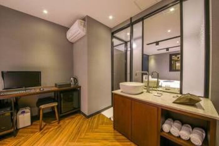 Room 4 of 16