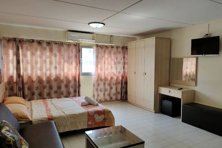 Room 13 of 16