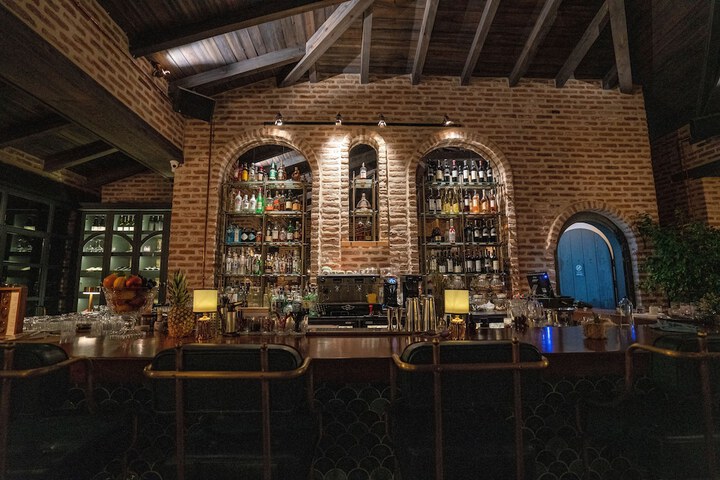 Lounge 77 of 109