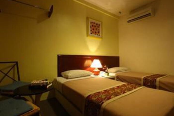 Room 10 of 13