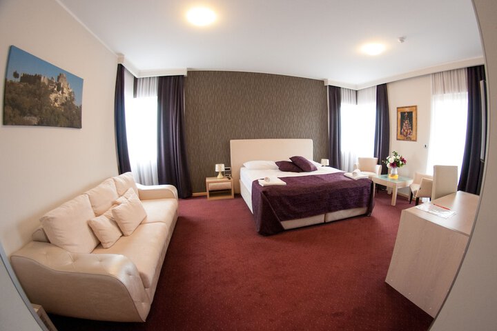 Room 3 of 87