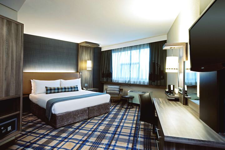 Room 10 of 32