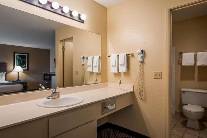 1 King Bed Microwave and Refrigerator Flat Screen Television High Speed Internet Accessible (12 of 20)