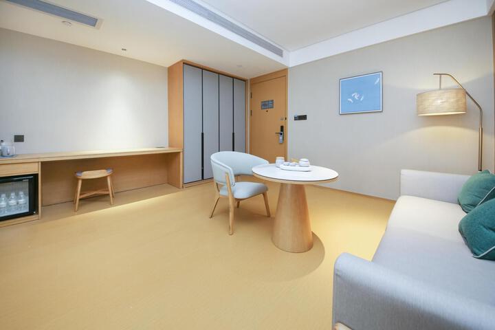 Room 11 of 18