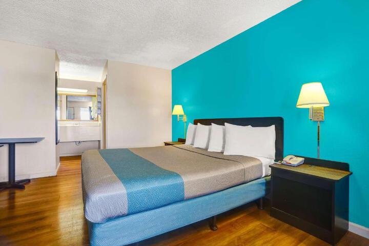 1 King Bed (12 of 13)