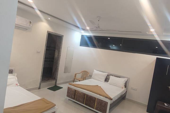Room 4 of 8