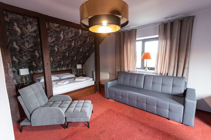 Room 4 of 12