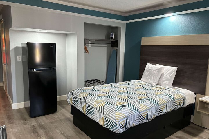 1 King Bed Micfridge (2 of 8)