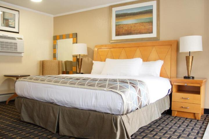 1 King Bed (4 of 4)