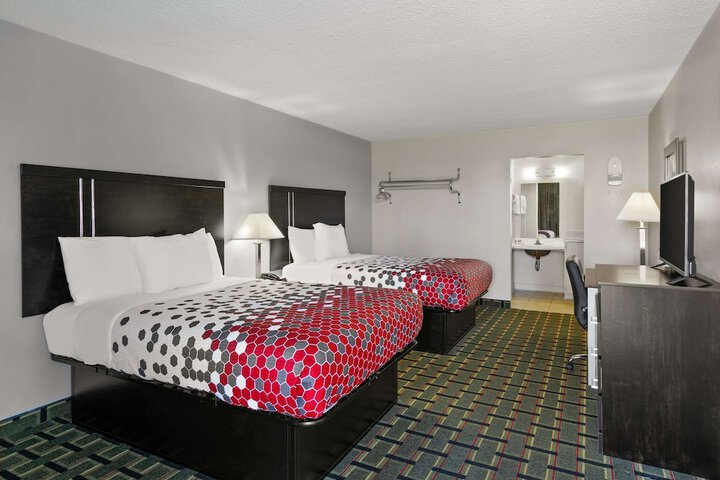 2 Double Beds (9 of 11)