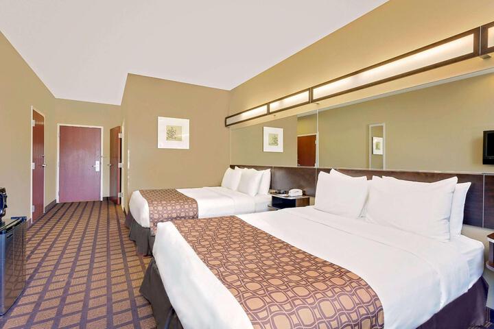 1 Queen Bed Accessible Room (19 of 19)