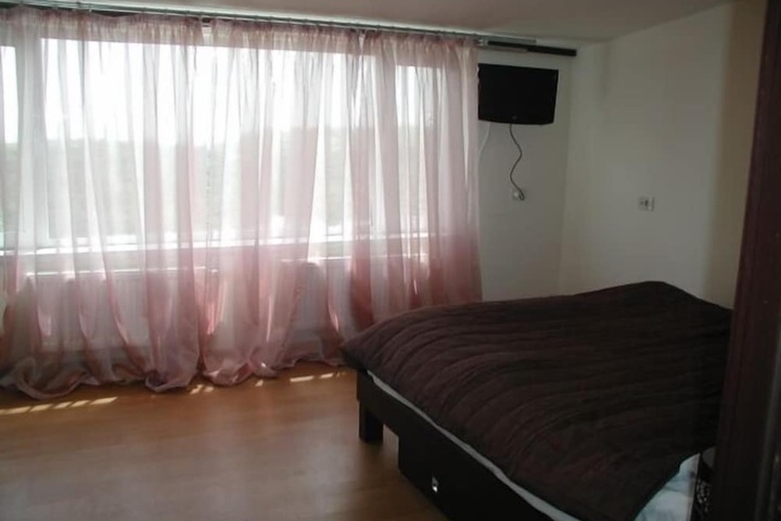 Room 10 of 83