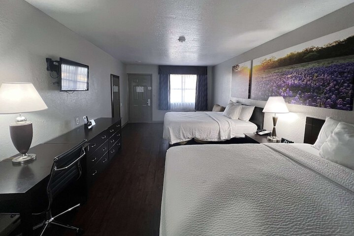 2 Queen Beds (12 of 13)