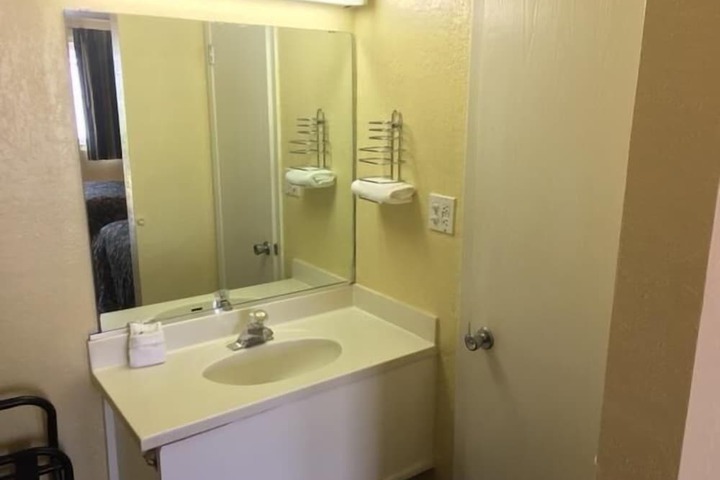Room 6 of 13