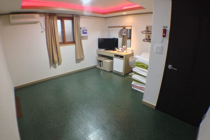 Room 10 of 31